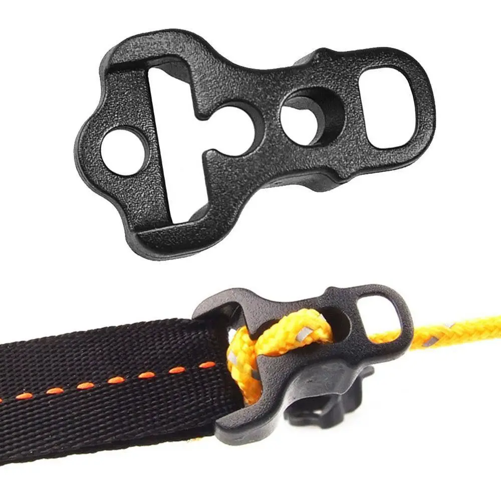 Un clip de carabinaje negro duradero utilizado para asegurar cuerdas, ideal para actividades al aire libre y de aventura