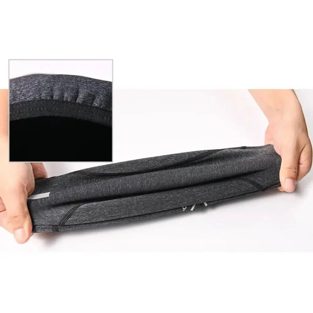 Una persona sosteniendo un sombrero en su mano