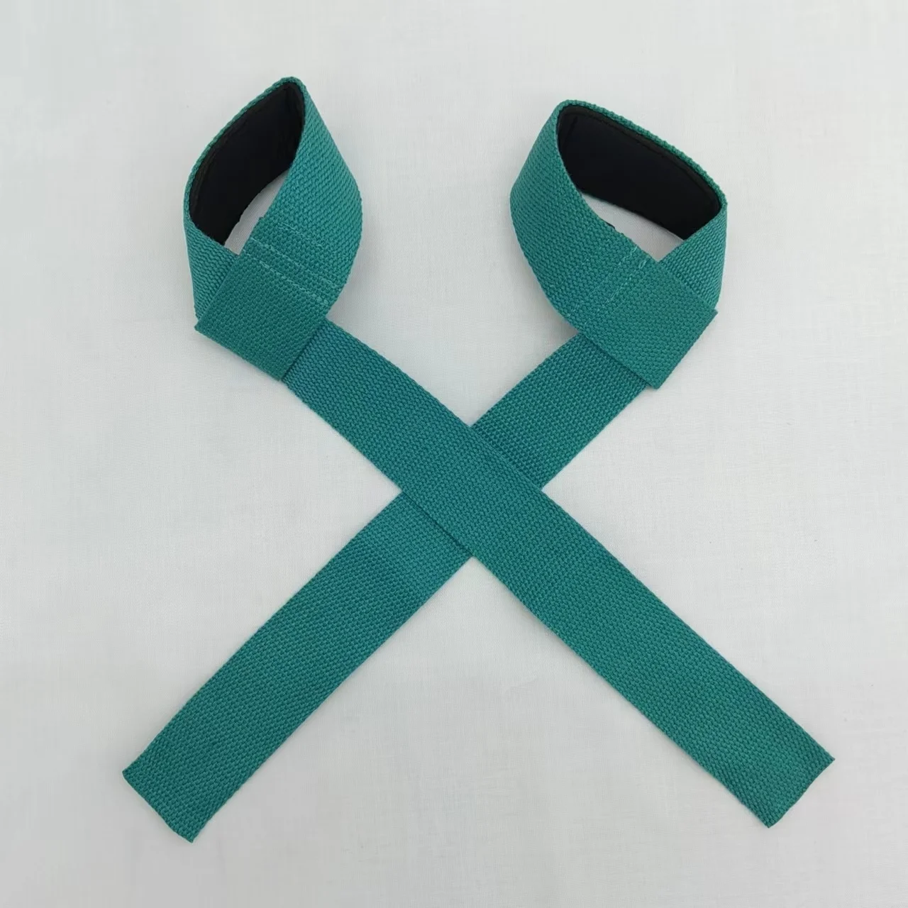 Un par de cinturones de tela azul con extremos negros. Parecen estar diseñados para usarse con un uniforme de artes marciales, como un gi, y probablemente se usan para asegurar los pantalones o la chaqueta. Los cinturones están cruzados uno sobre otro, lo que sugiere que están colocados planos y no en uso.