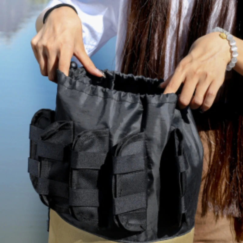 Una mujer sosteniendo una bolsa negra con correa