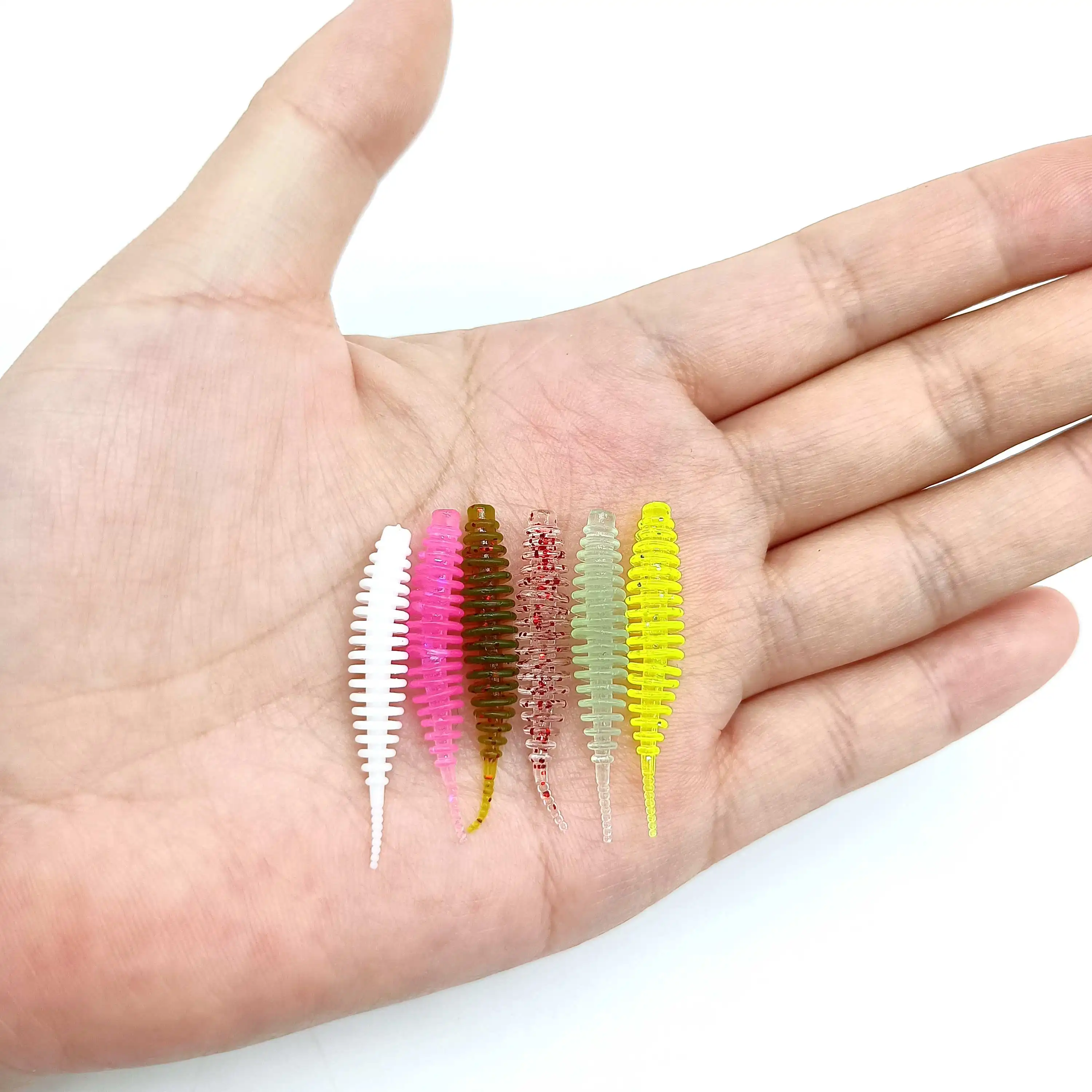 Descubra los colores vibrantes y los diseños versátiles de estos pequeños señuelos de pesca.