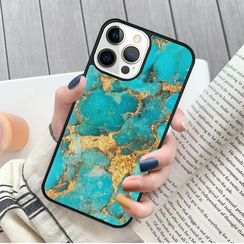Funda de teléfono con plumas de pavo real y flores turquesas