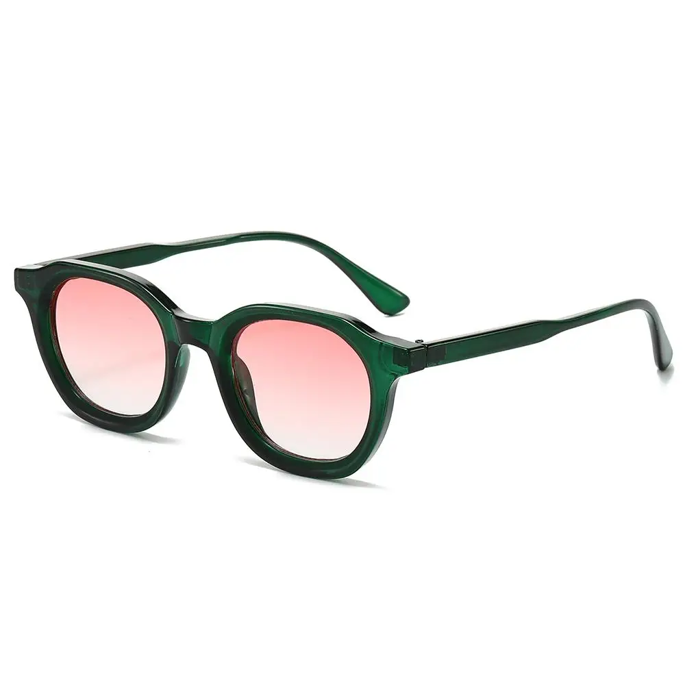 Gafas de sol verdes elegantes con lentes rosas de gradiente para un aspecto moderno
