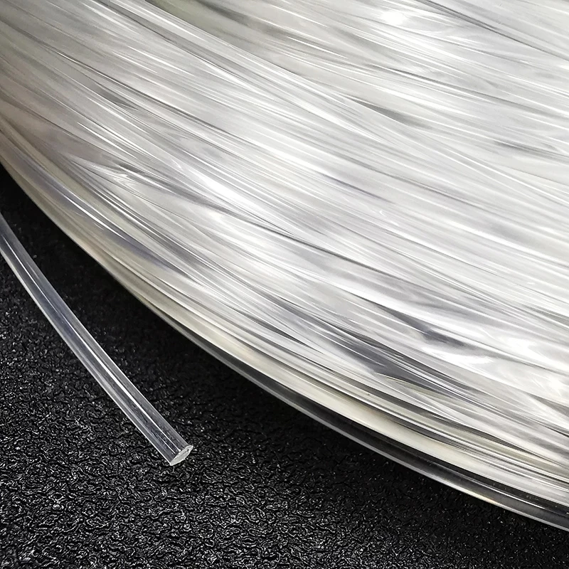 Los hilos translúcidos delgados crean una textura visualmente llamativa