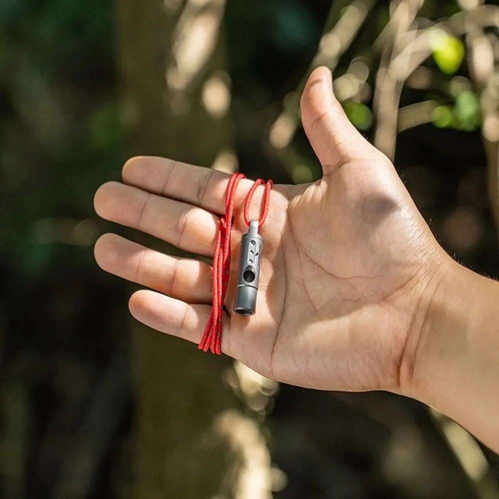 Silbato ligero portátil, multiestilos, Mini silbato para acampar y senderismo, silbato de titanio resistente al agua, herramienta EDC para exteriores - imagen 4
