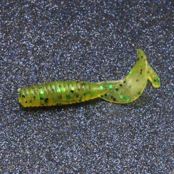 Un pequeño señuelo de pesca verde con detalles brillantes