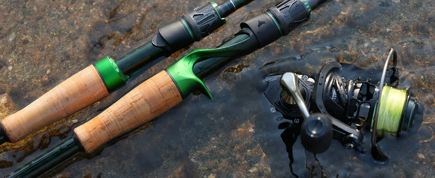 Una caña de pescar con un mango verde está acostado en el agua