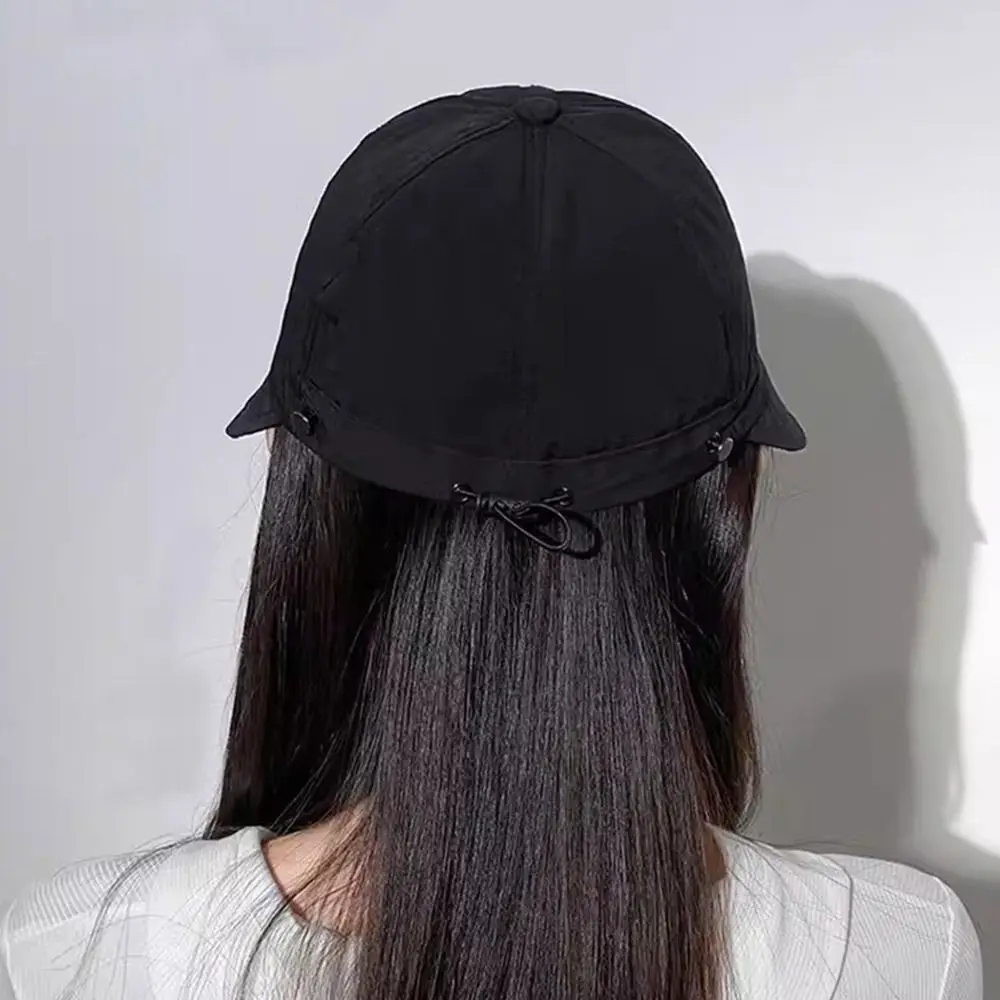 Una tapa negra elegante con un cierre de cordón perfecto para el uso diario