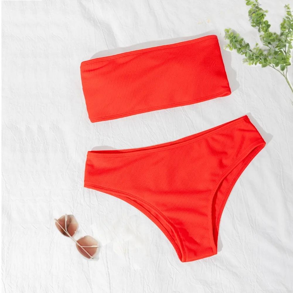 Bikini sin tirantes de color liso – Espalda descubierta con relleno ajustable