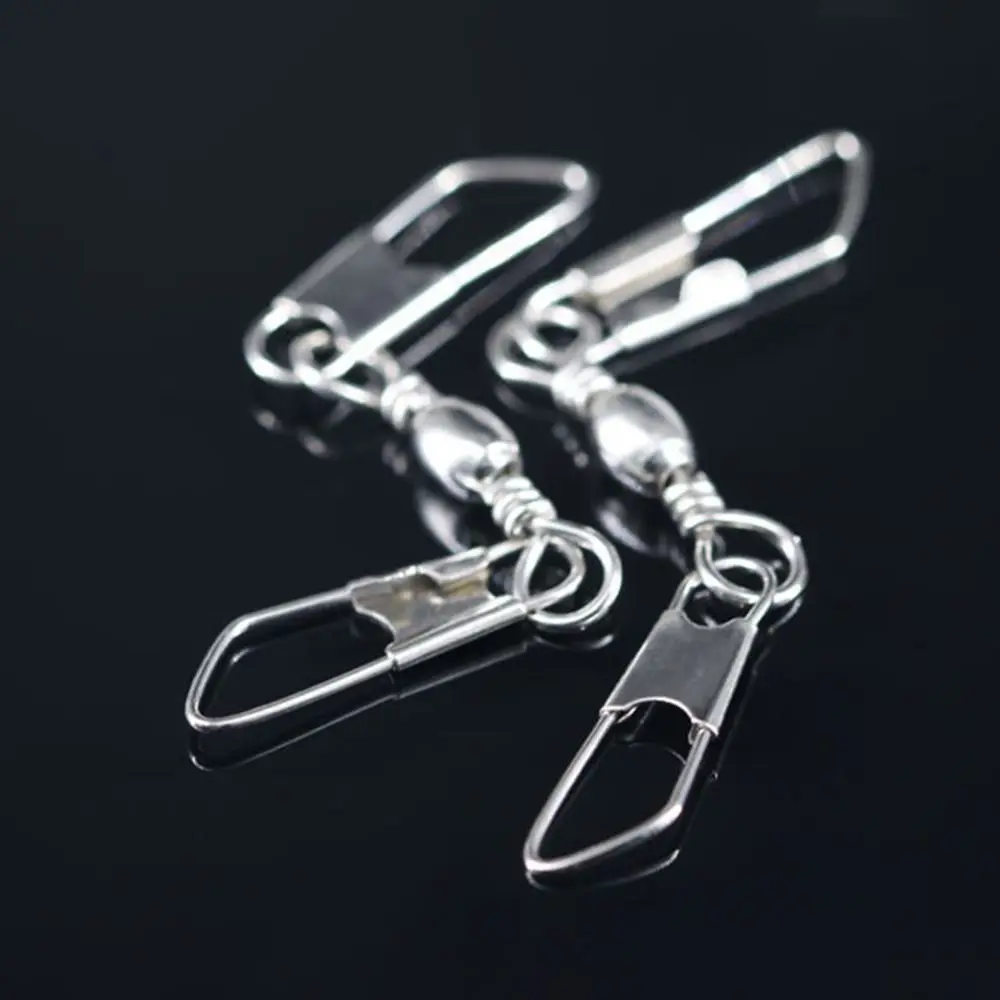 Tres clips de metal plateado sobre un fondo negro