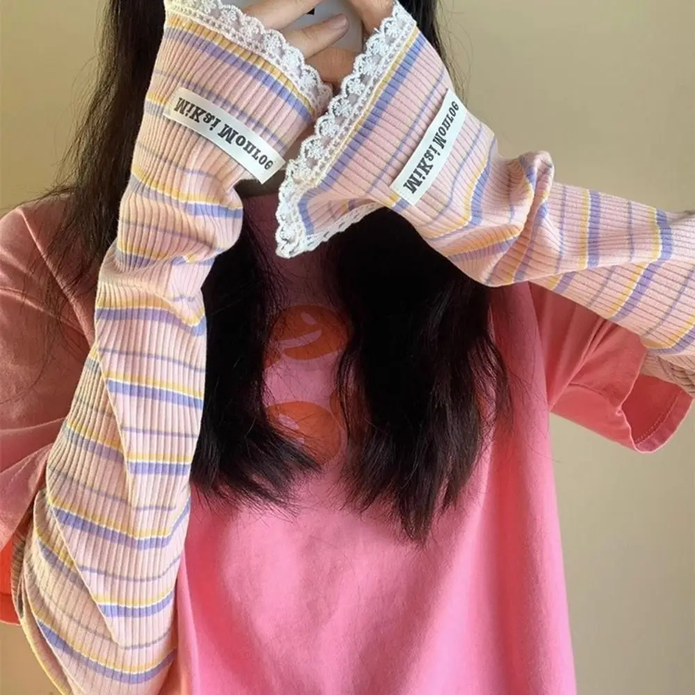 Calentadores de brazo a rayas elegantes y acogedores con adornos de encaje para un aspecto cómodo y de moda