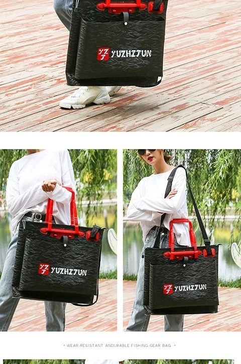 Una mujer sosteniendo una bolsa negra con manijas rojas