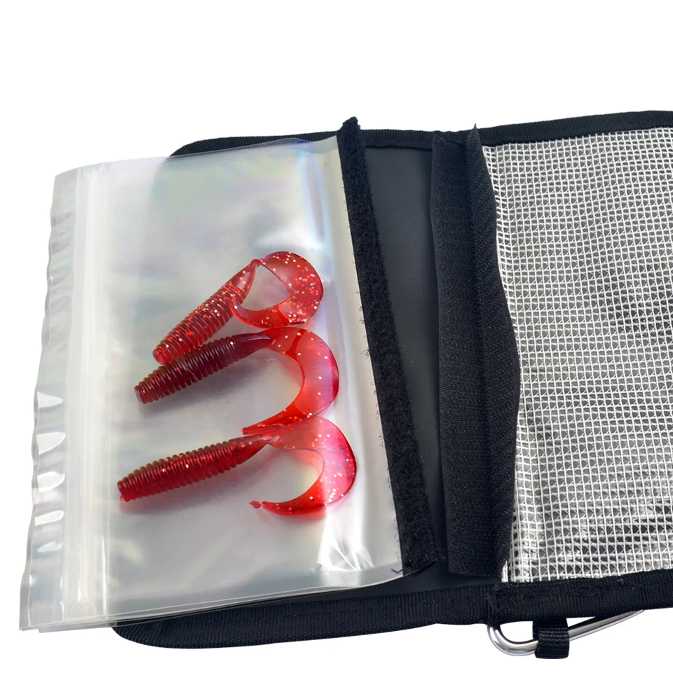Un organizador de aparejo de pesca con señuelos de cebo rojo almacenado en una bolsa de plástico transparente