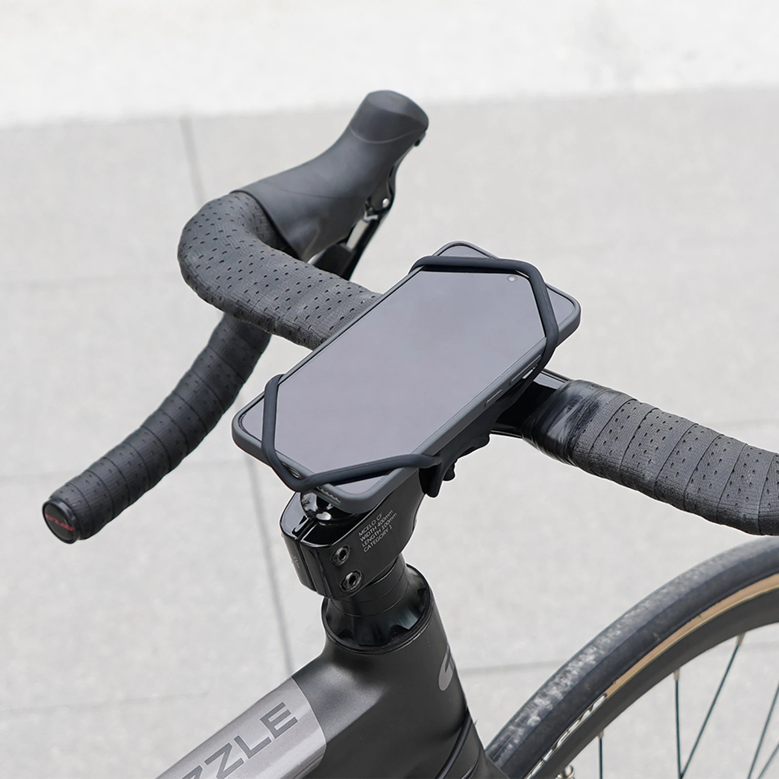 Soporte universal de silicona para móvil con correa en bici de montaña - imagen 5