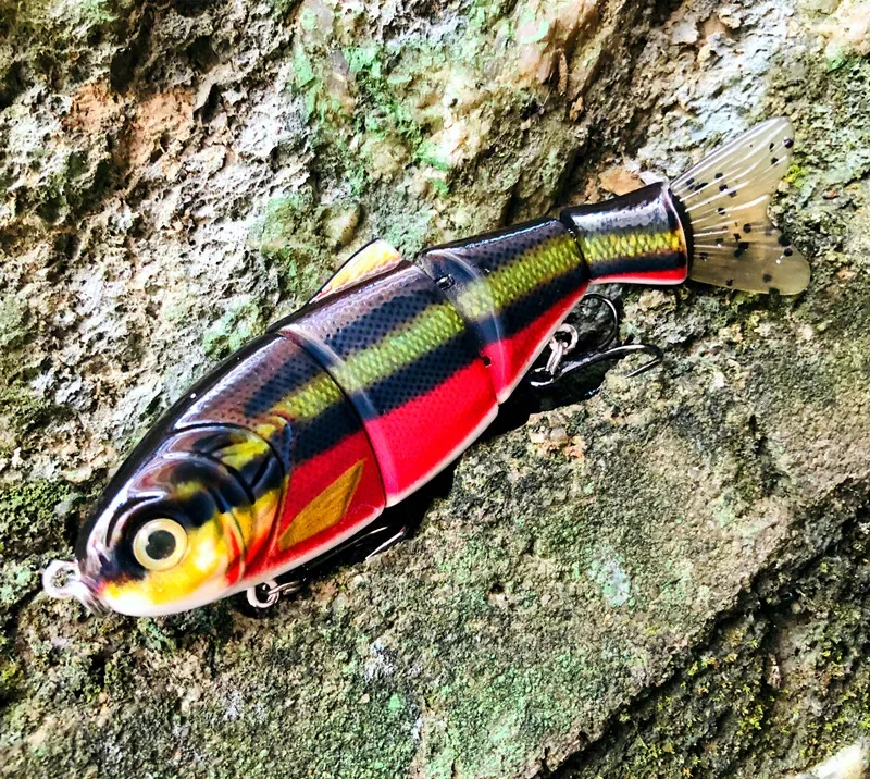 Se exhibió un señuelo de pesca colorido contra un fondo de roca texturizada