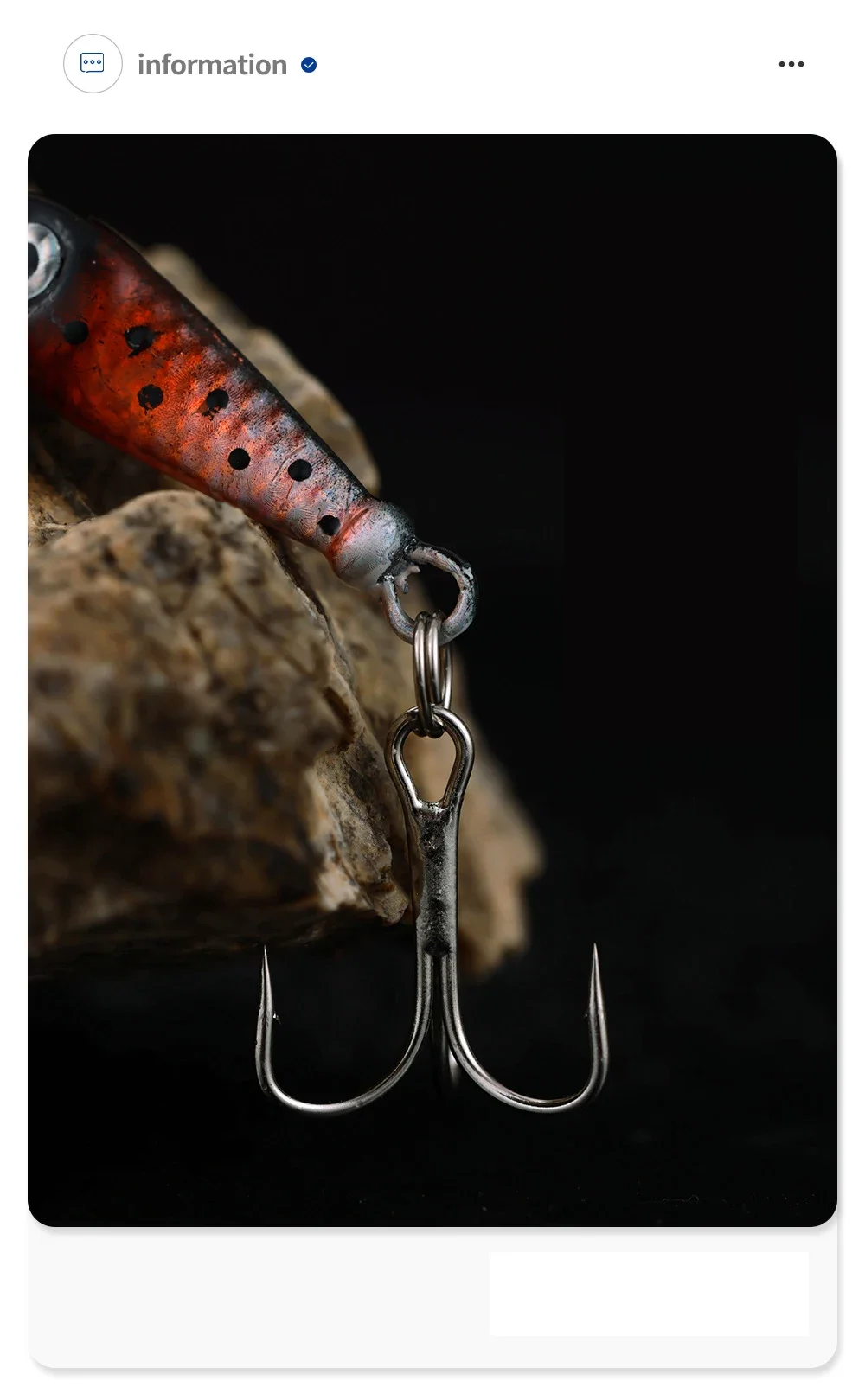 Un gancho de pesca colgando de una roca