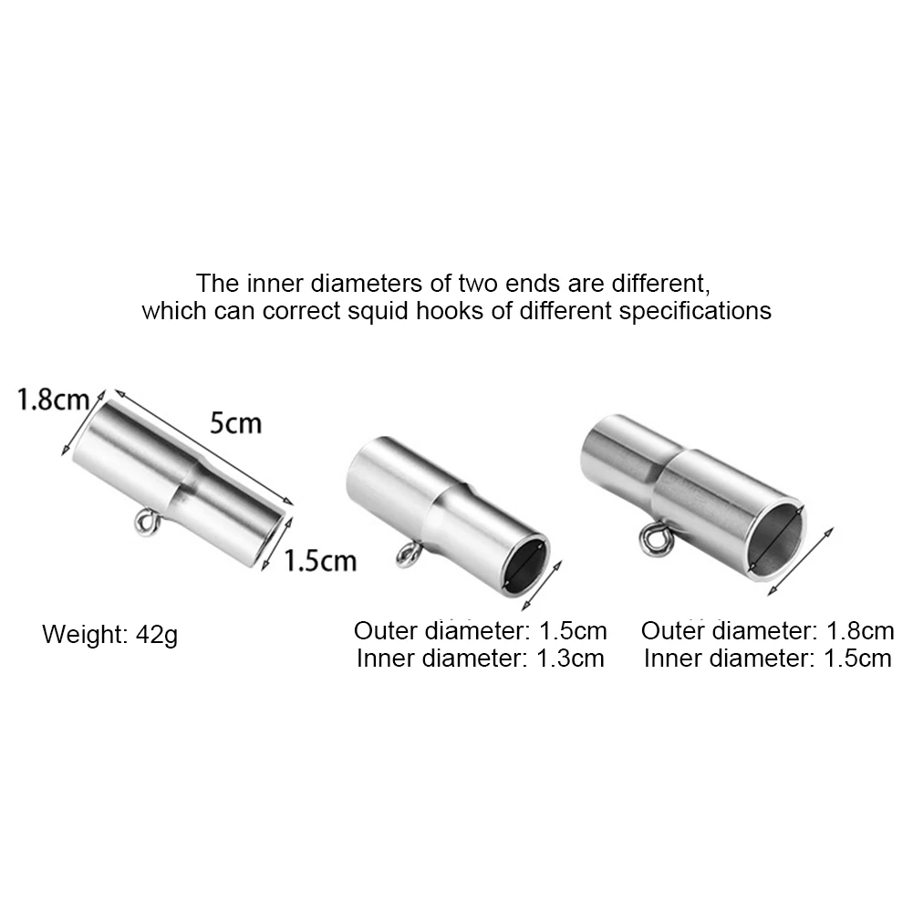 Un fondo blanco con tres tubos de metal de diferentes tamaños