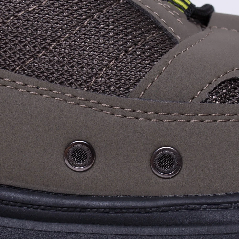 Un primer plano de un zapato, centrándose específicamente en la parte superior del zapato. Puedes ver los detalles de las costuras, la textura del material y el diseño de la parte superior del zapato.