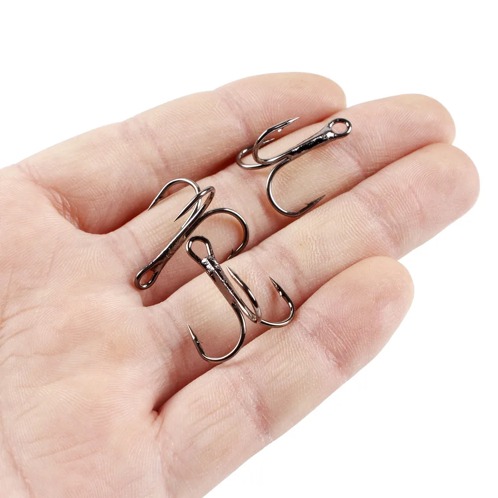 10 unids/lote 2 #   4 #   6 #   8 #   10 #   Anzuelo de pesca negro, anzuelos triples de acero rico en carbono, aparejos de pesca, triples curvados redondos para lubina - imagen 5