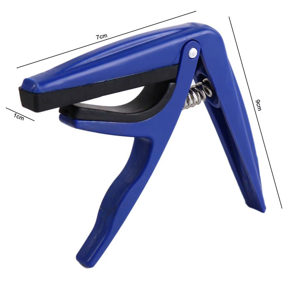 Un capo de guitarra azul con dimensiones 7 cm x 10 cm x 9cm