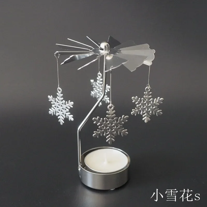Un elegante candelabro de copos de nieve agrega un toque de elegancia a cualquier habitación