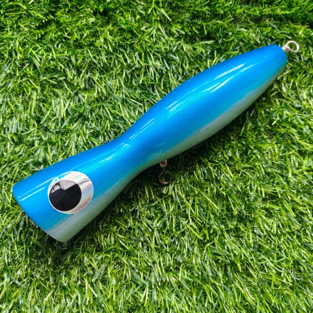 Señuelo Swolfy azul flotando en agua