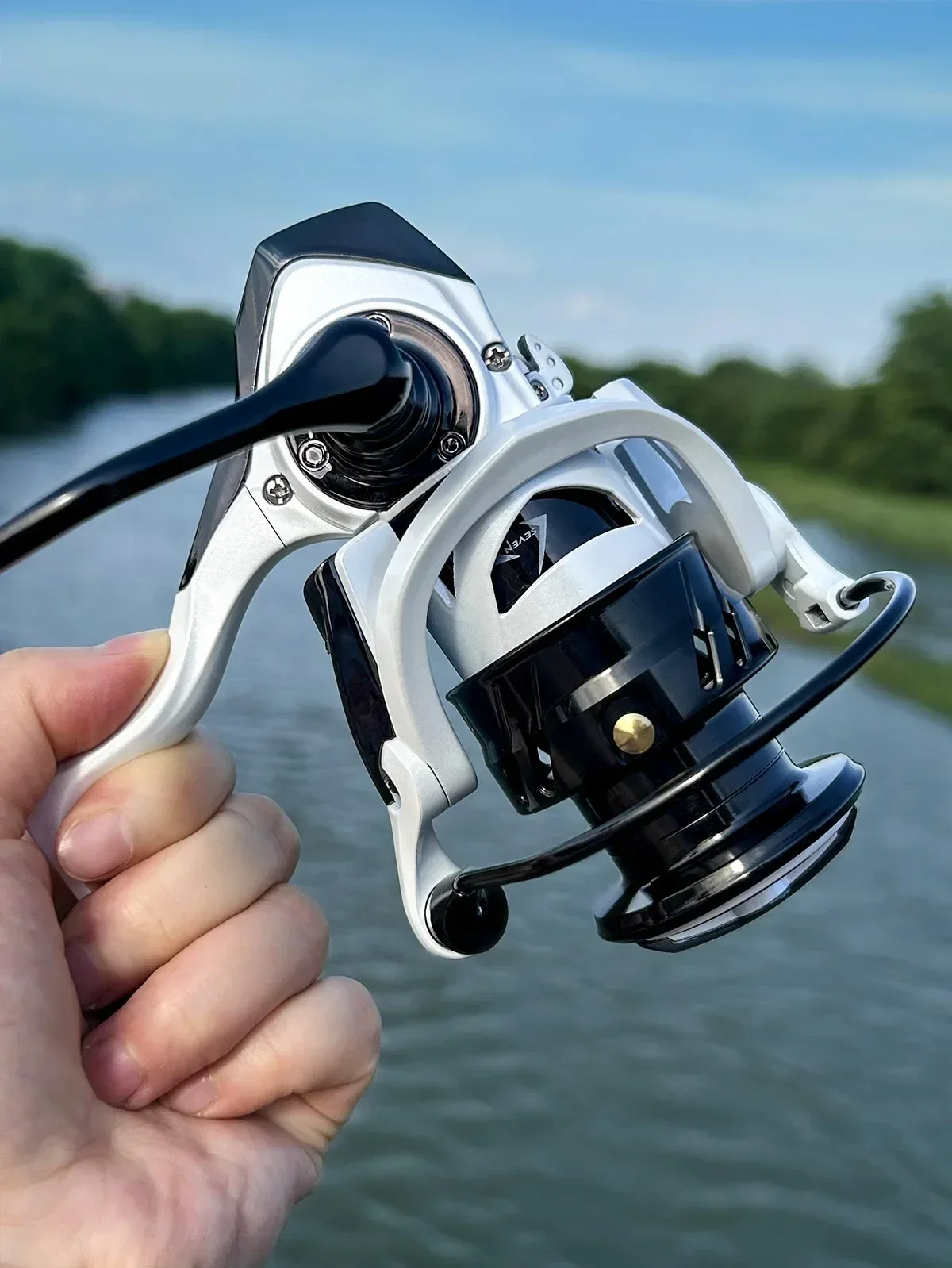 Experimente la emoción de la pesca con este carrete de alto rendimiento