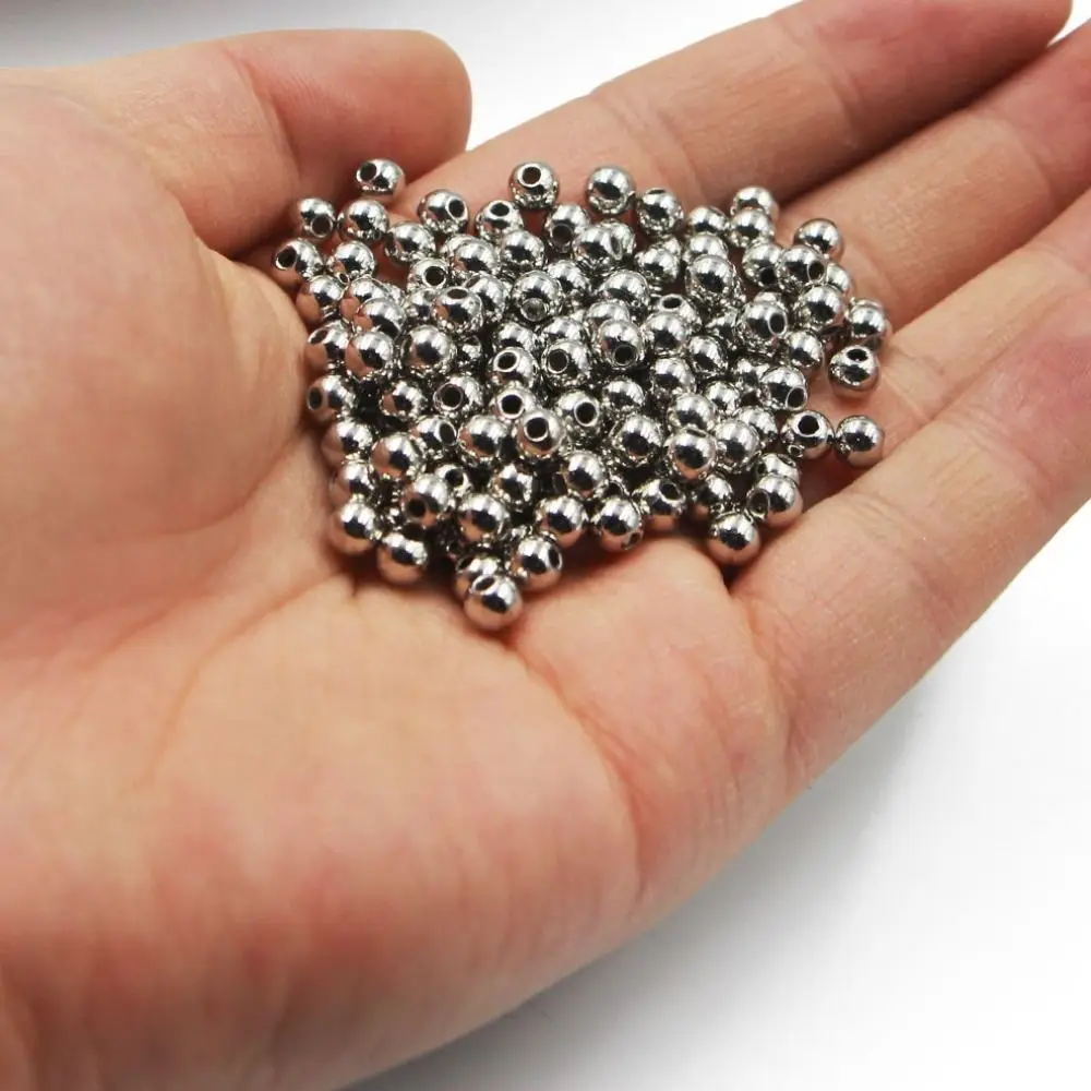 cuentas metálicas brillantes listas para la elaboración o la decoración
