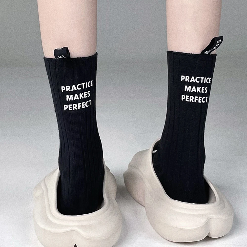 Nuevos calcetines de algodón con letras transpirables, calcetines deportivos para el hogar, calcetines suaves y cálidos de invierno para hombres y mujeres