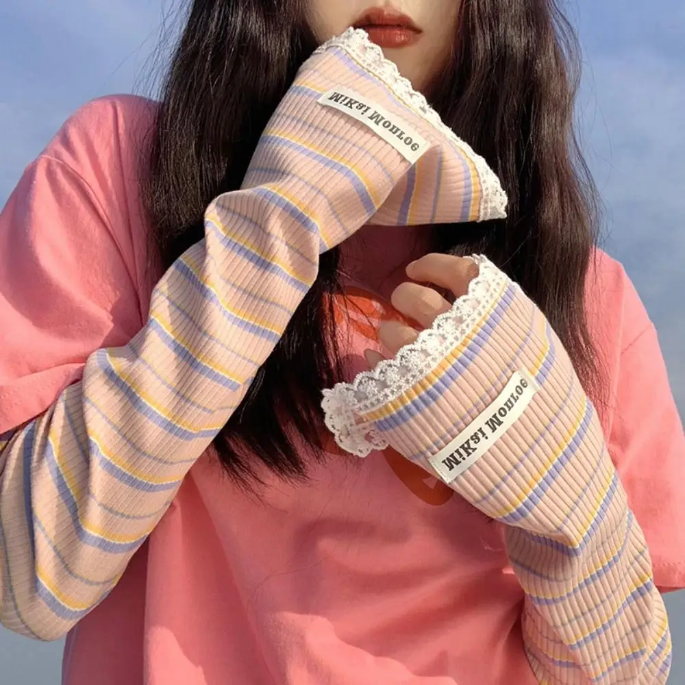 Mangas rayadas elegantes y acogedoras con adornos de encaje para un aspecto cómodo y moderno