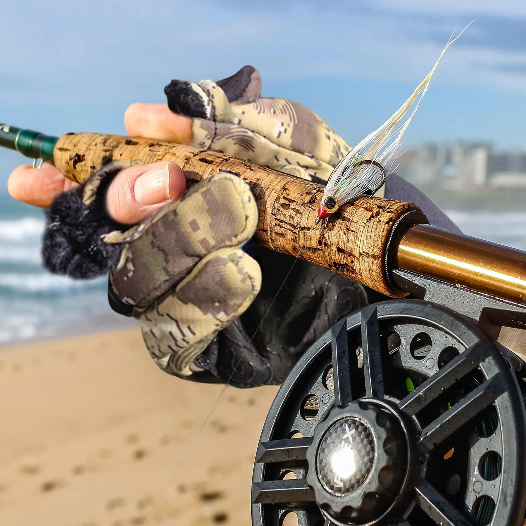 Pescar en una playa soleada con una caña y carrete