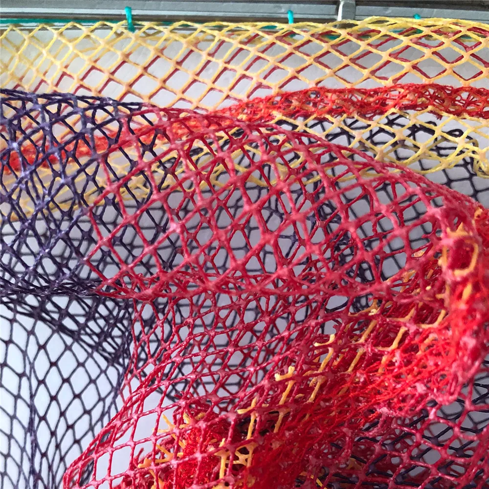 Una malla de hilo de diferentes colores