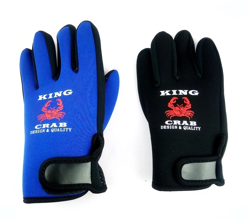 Dos pares de guantes. A la izquierda, hay un par de guantes azules con el texto KING CRAB y DESIGN.