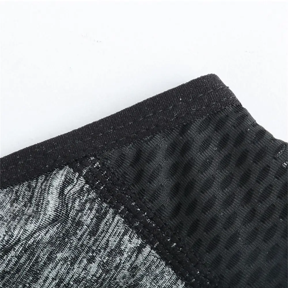 Una tela negra y gris con fondo blanco