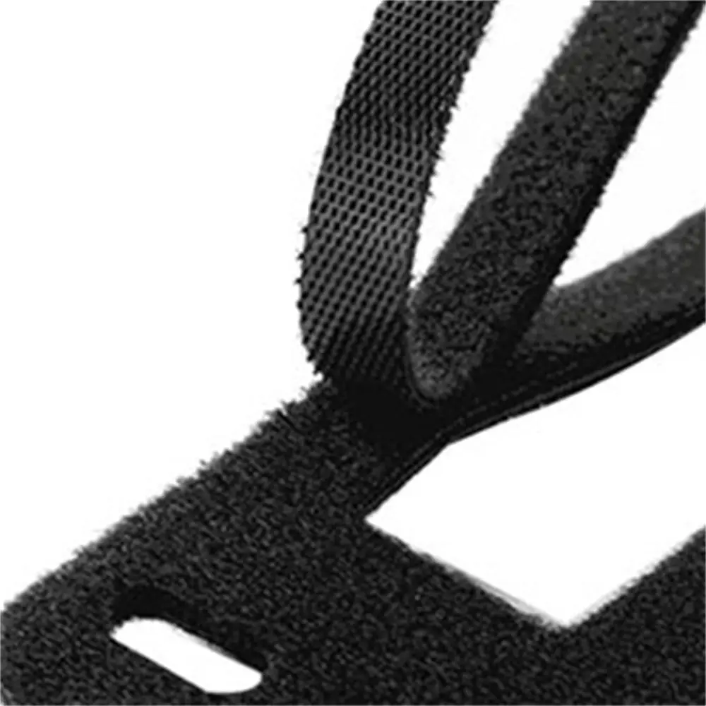 una correa de velcro negro ideal para asegurar artículos con facilidad
