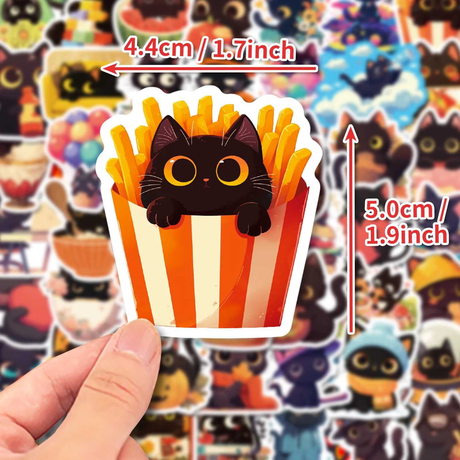 Una pegatina juguetona con un lindo gato negro que asomaba un recipiente a rayas de papas fritas