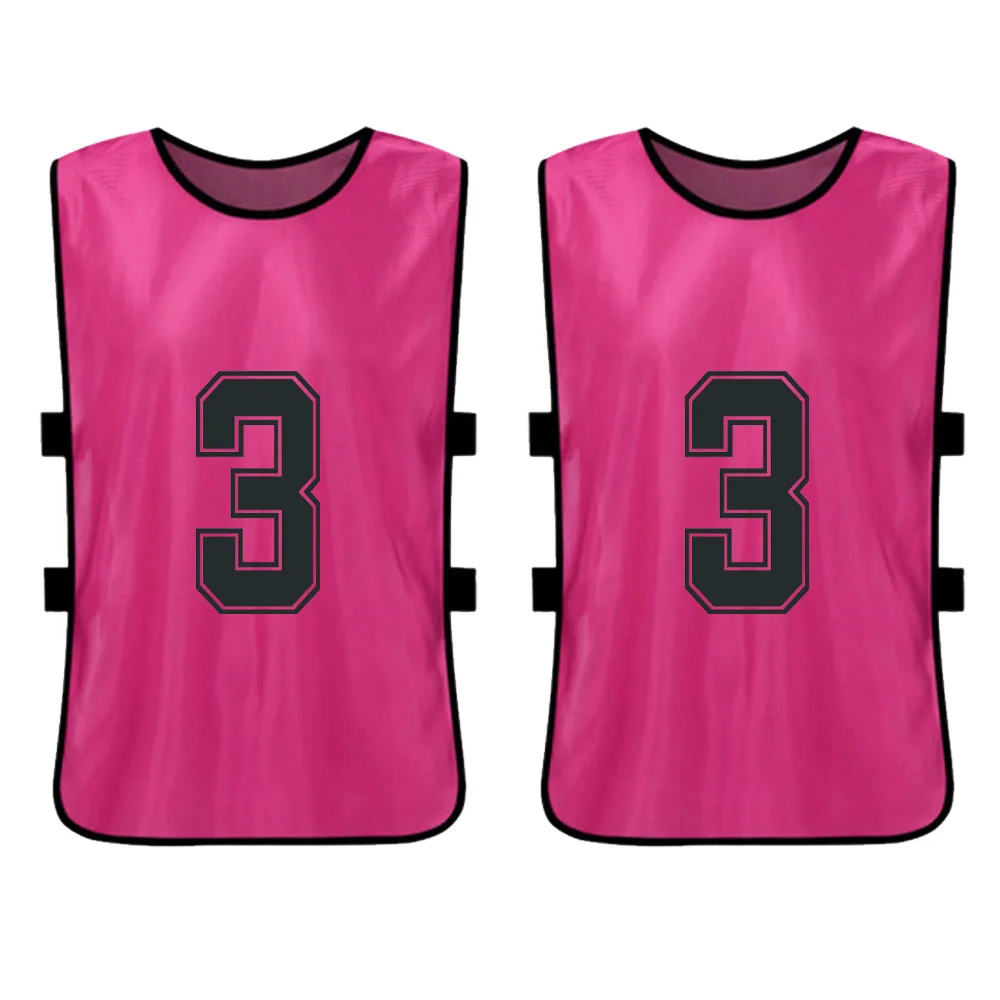 Pinnies de color rosa brillante con el número 3 para los equipos deportivos