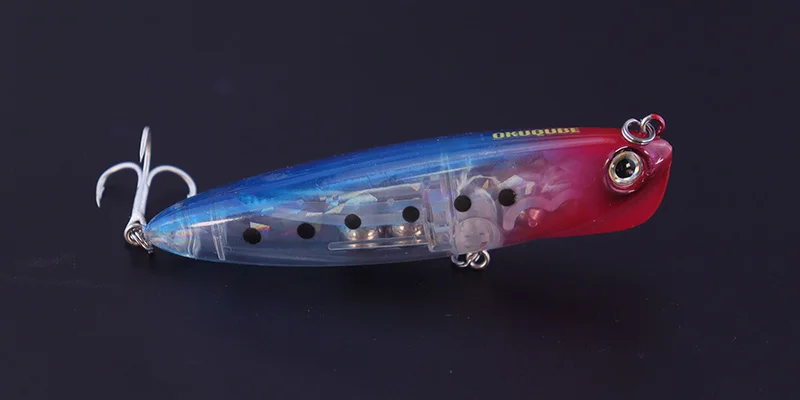 Un señuelo de pesca vibrante para atrapar diseñado para una atracción bajo el agua bajo el agua