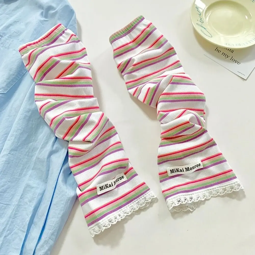 Calcetines con rayas elegantes con adornos de encaje perfectos para el uso diario