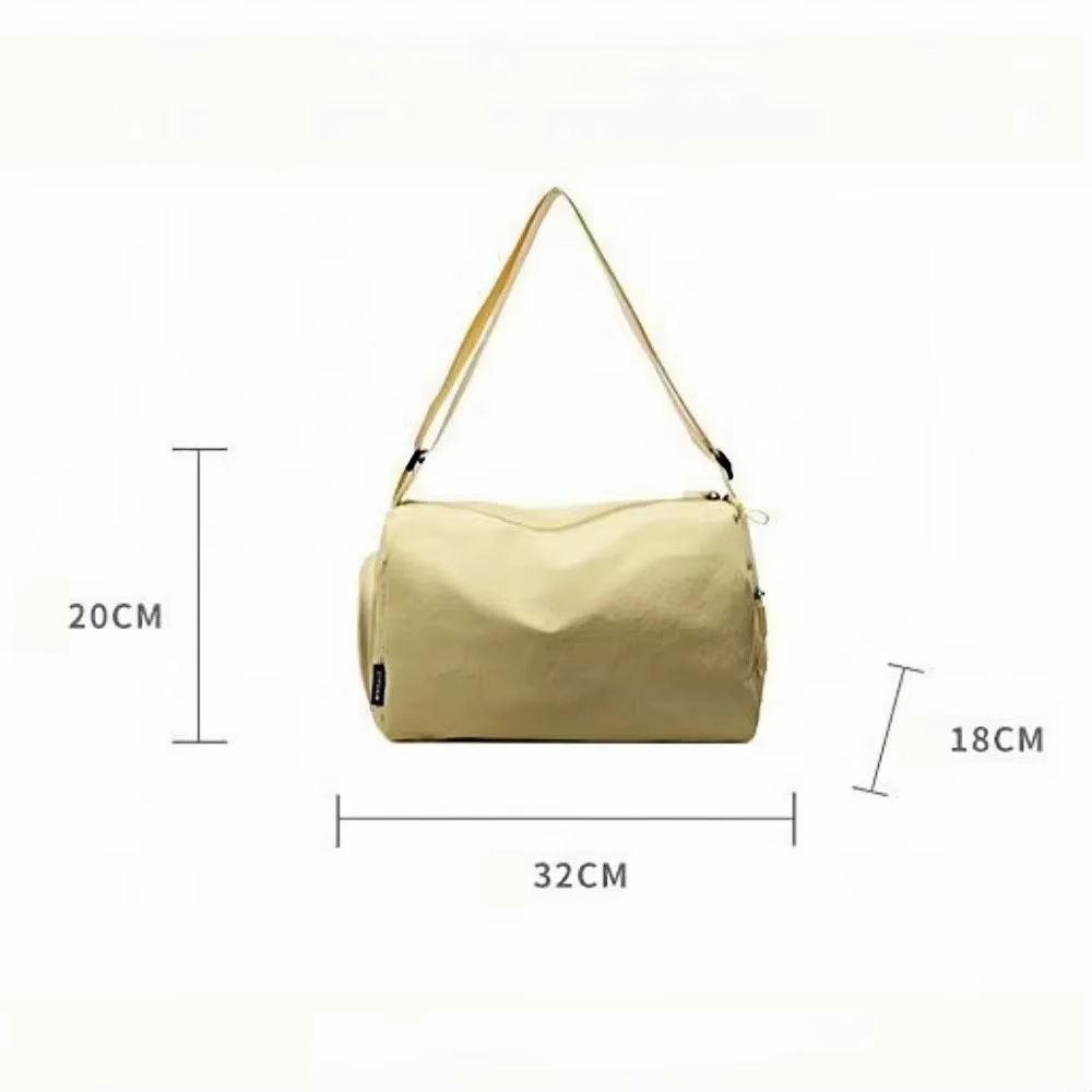 Bolso de nailon deportivo en color beige con detalle del bolsillo frontal