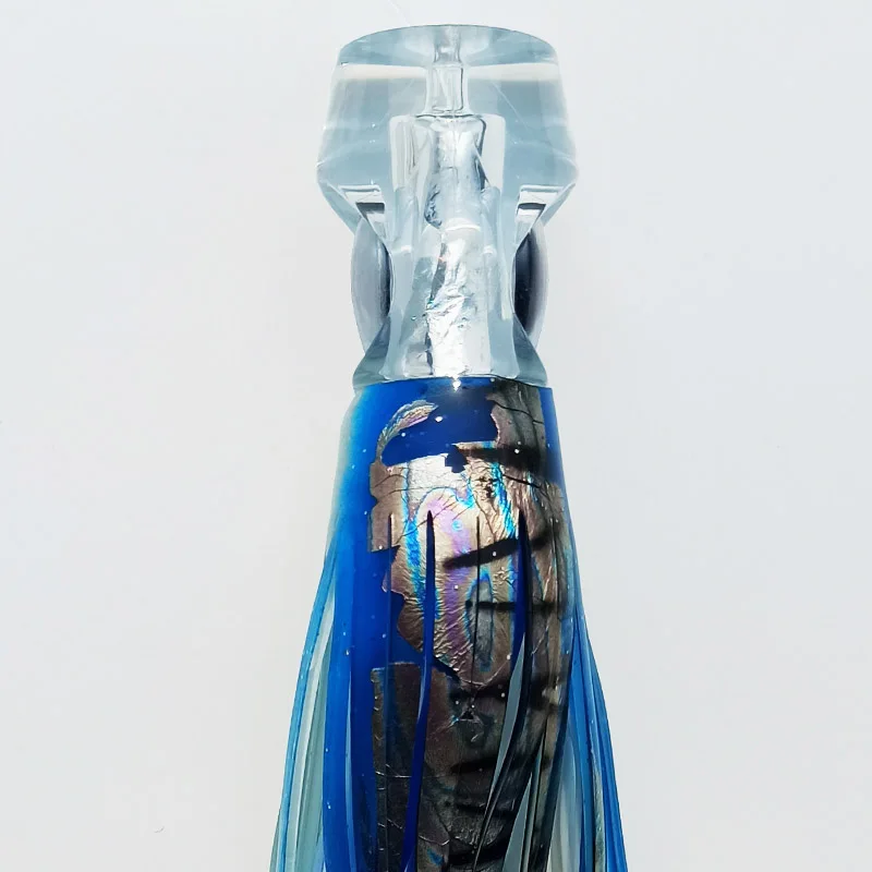 Una sorprendente escultura de vidrio con una mezcla de tonos azules e iridiscentes que muestran detalles intrincados y un diseño artístico moderno