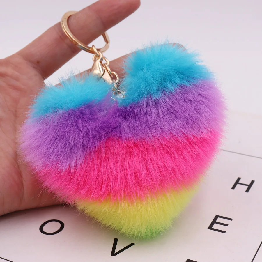 Llavero de piel sintética con pompón esponjoso y corazón - imagen 3