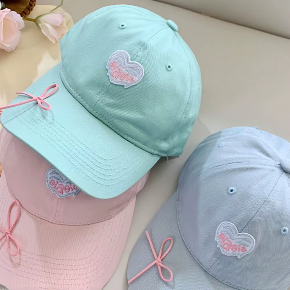 Detalle del bordado de corazón en la gorra