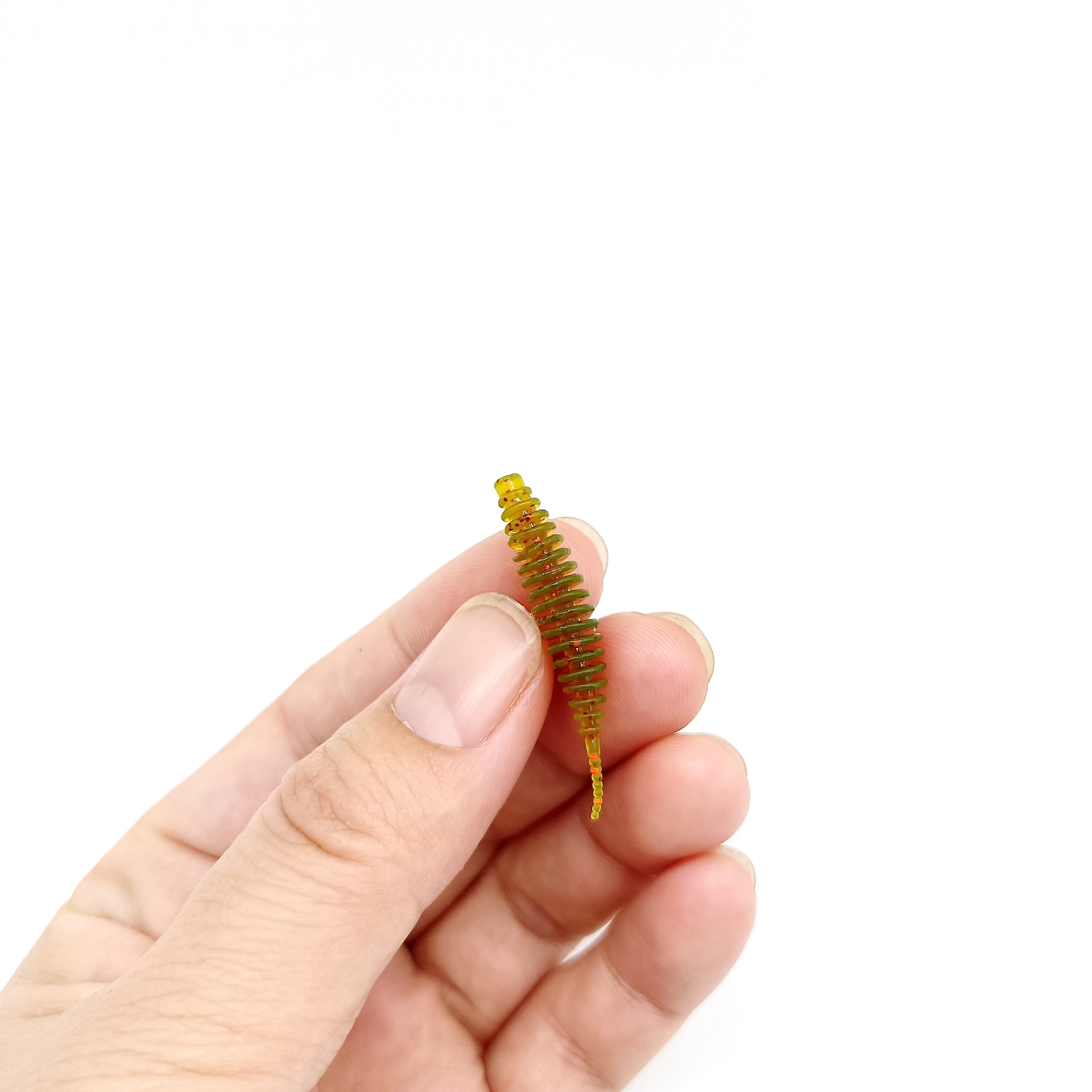 Pequeño cebo intrincadamente diseñado para entusiastas de la pesca