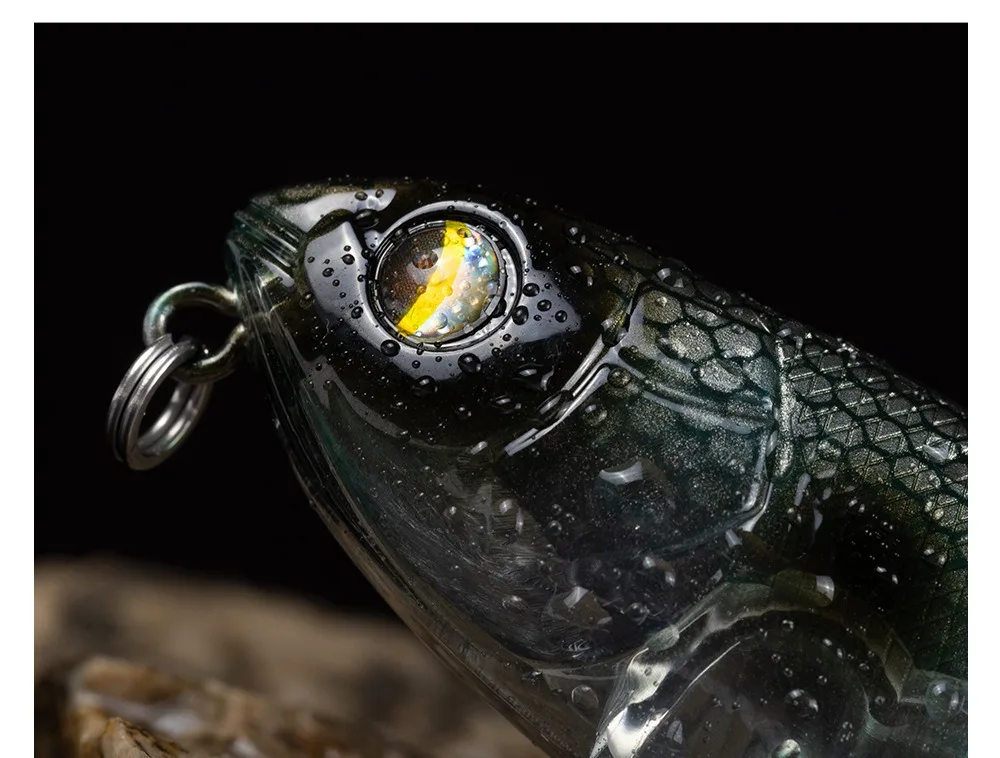 Belleza submarina cautivadora con un ojo metálico