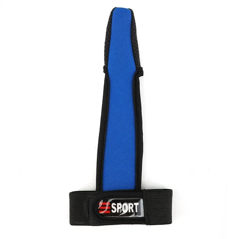 Un soporte de muñeca azul y negro diseñado para el uso deportivo y diario.