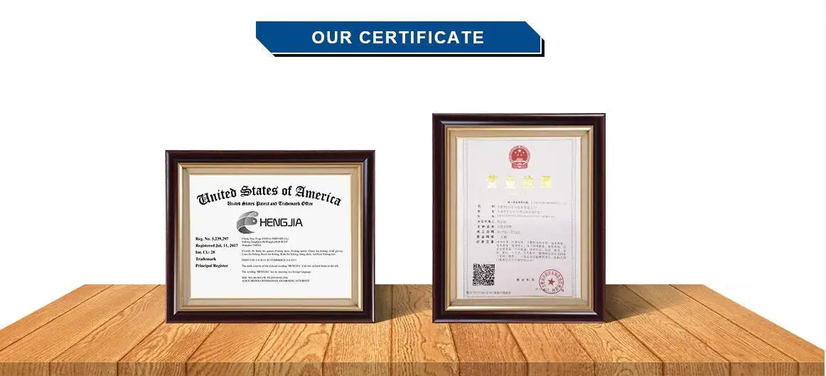 Dos documentos enmarcados en una mesa de madera