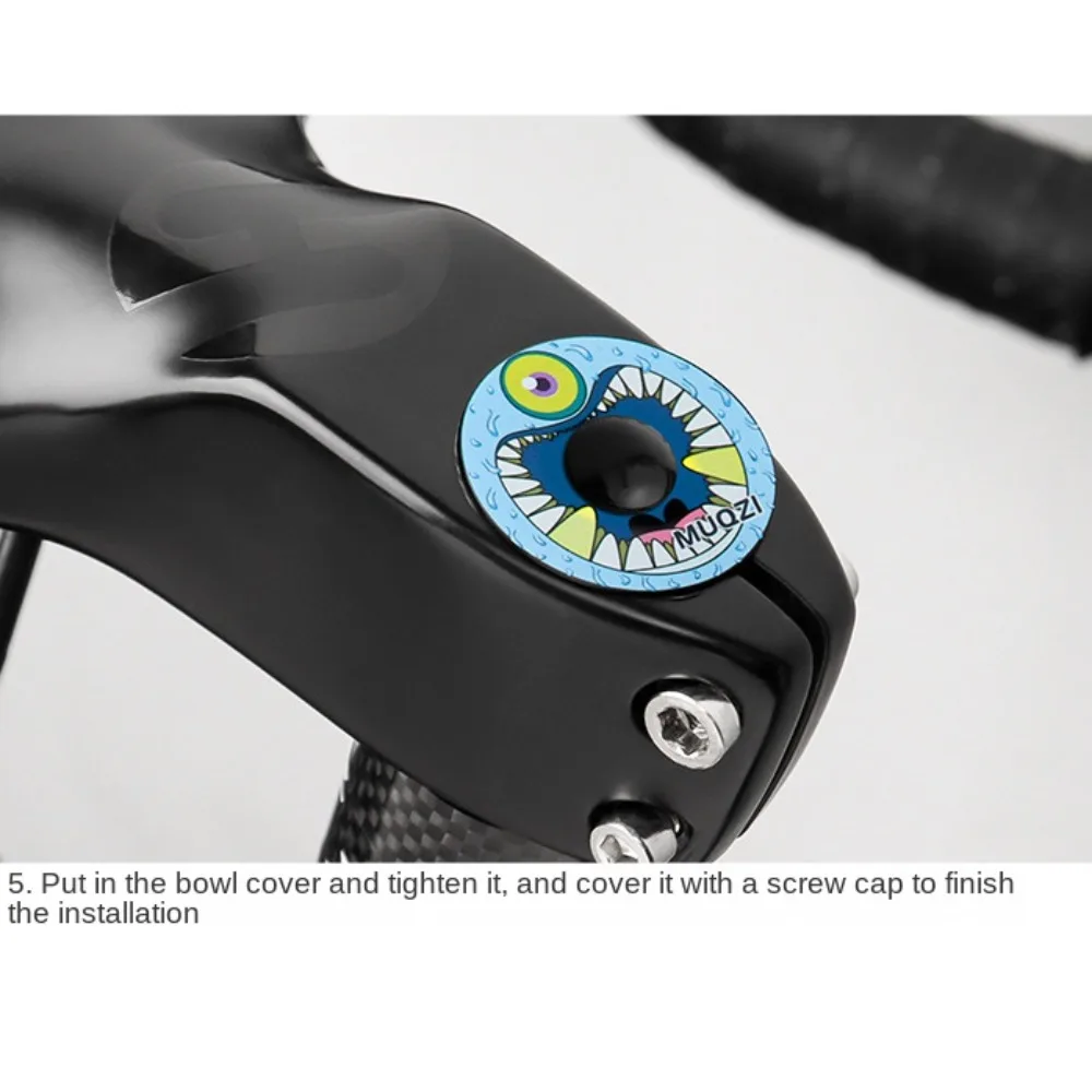 Una bicicleta con una pegatina azul y verde en el manillar