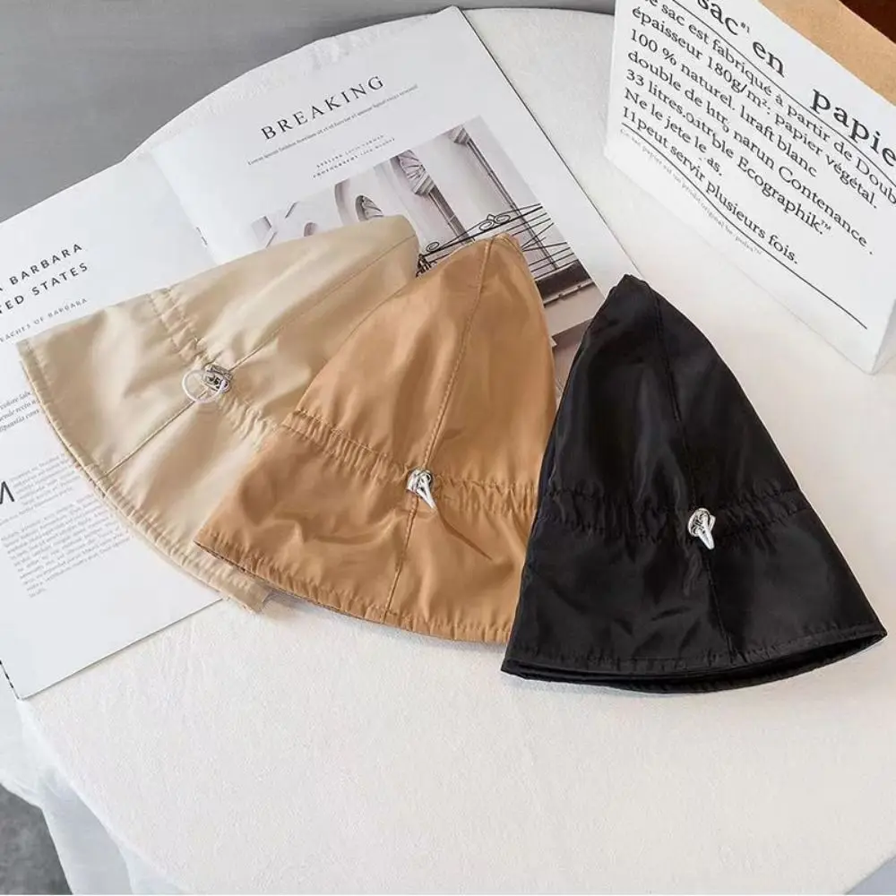 Sombreros elegantes en tonos neutros para un aspecto elegante y versátil