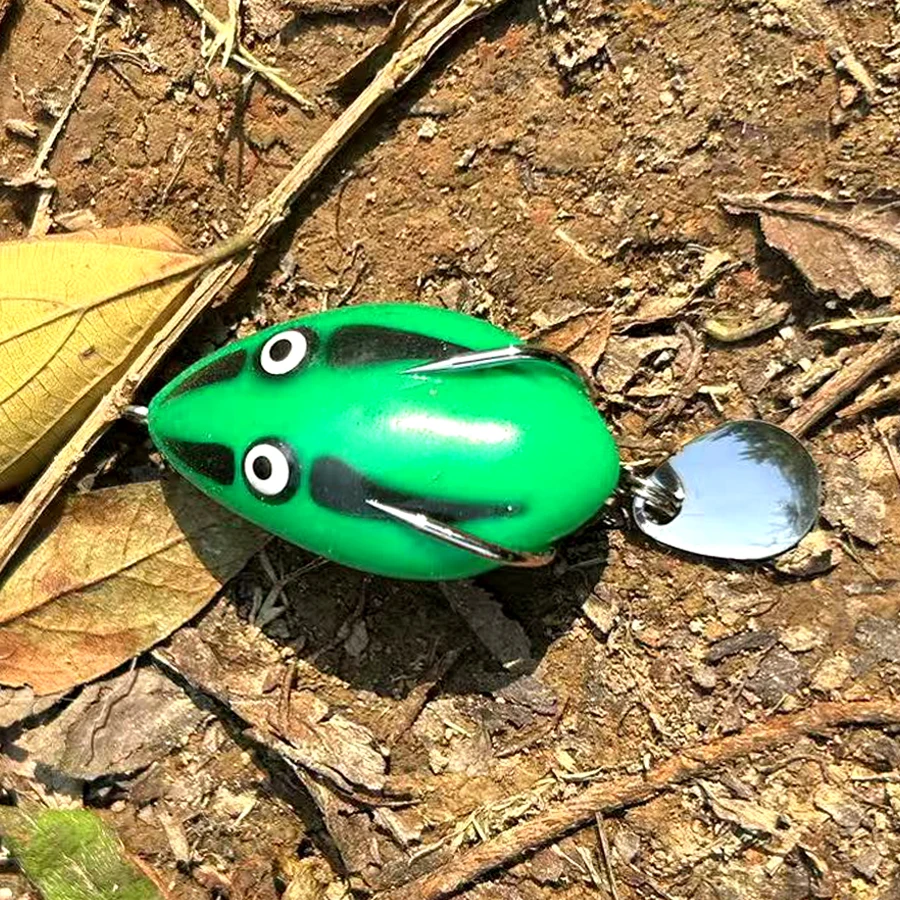 Un vibrante señuelo de pesca verde con una cola reflectante diseñada para captar peces